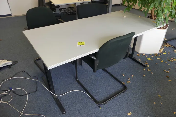 Tisch mit 3x Besucherstuhl